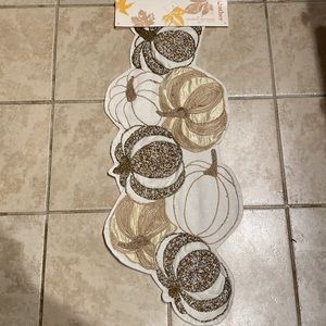 NWT Decorative Table Runner/Fall/Autumn/Thanksgiving W/pumpkins!!